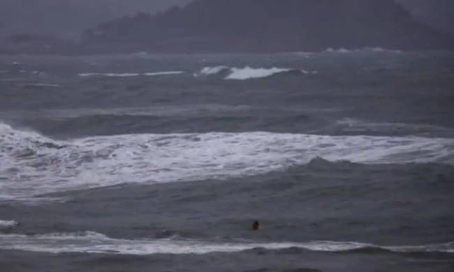 Πήγε για κολύμπι εν μέσω καταιγίδας και… δείτε πώς κατέληξε! (βίντεο)